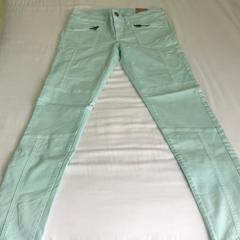 Never worn NWT American Eagle mint green jeggings